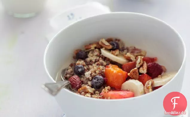 Mandelmilch Quinoa Frühstück mit frischem Obst, Zimt, Pekannüssen und Ahornsirup