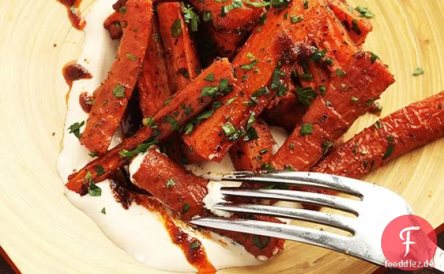 Geröstete Karotten mit Harissa und Crème Fraîche