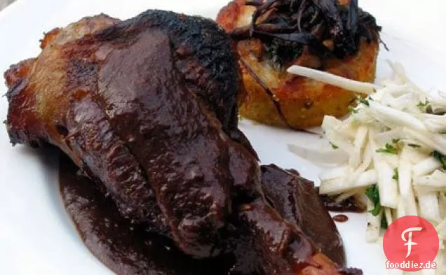 Geschmorte Ziegenschenkel mit Pflaume, Schalotte und Brandy.