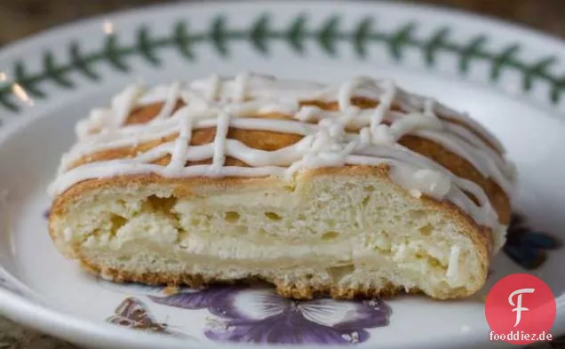 Frischkäse gefüllter Kaffeekuchen