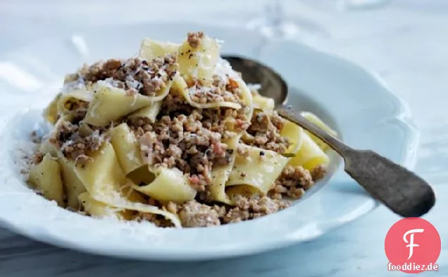 Andrew Carmellinis Pappardelle mit weißem Bolognese