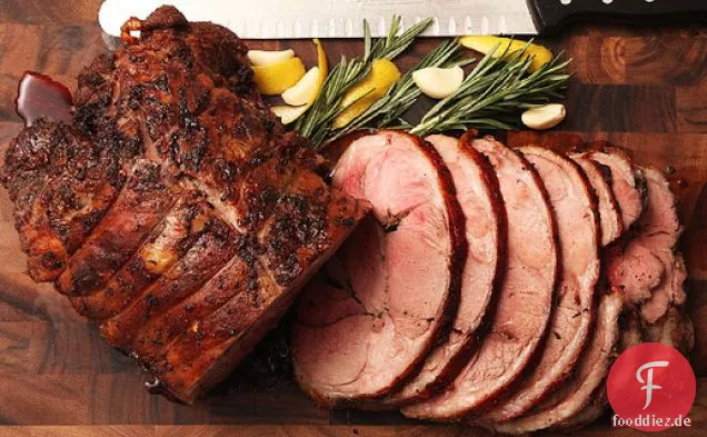 Langsam geröstete Lammkeule ohne Knochen mit Knoblauch, Rosmarin und Zitrone
