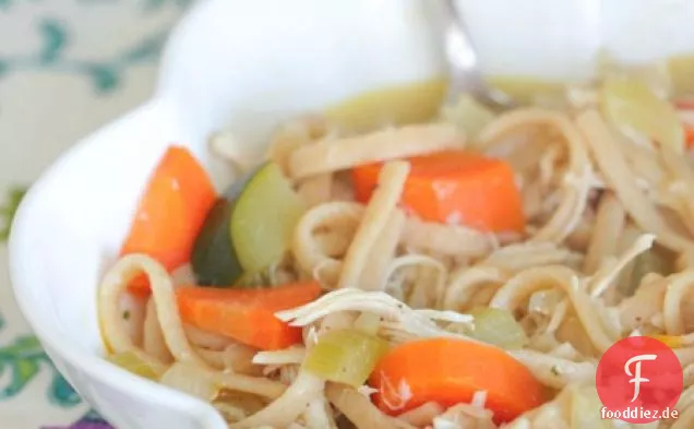 Klassische Hühnernudelsuppe mit geröstetem Gemüse