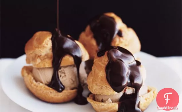 Profiteroles mit Kaffee-Eis