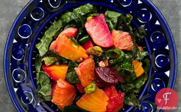 Festlicher Rüben-Zitrus-Salat mit Grünkohl und Pistazien