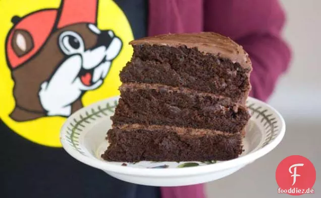 Dreischichtiger Schokoladenkuchen mit Zuckerguss