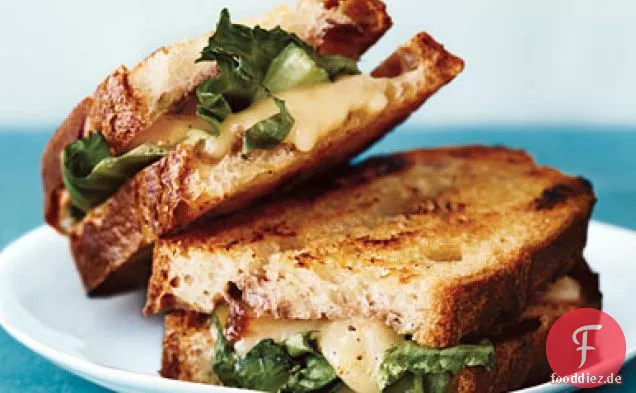 Gegrillter Käse mit Zwiebelmarmelade, Taleggio und Escarole