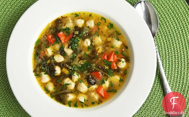 Escarole und Parmesansuppe mit Hühnerfleischbällchen
