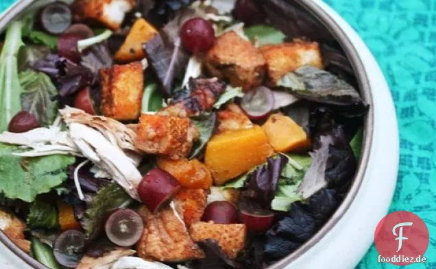 Brathähnchen und Butternut Squash Salat mit Croutons, Rucola und Trauben