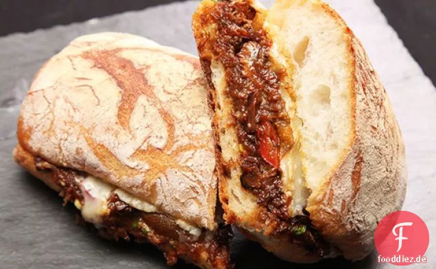 Geschmorte Ochsenschwanz- und Gruyère-Sandwiches