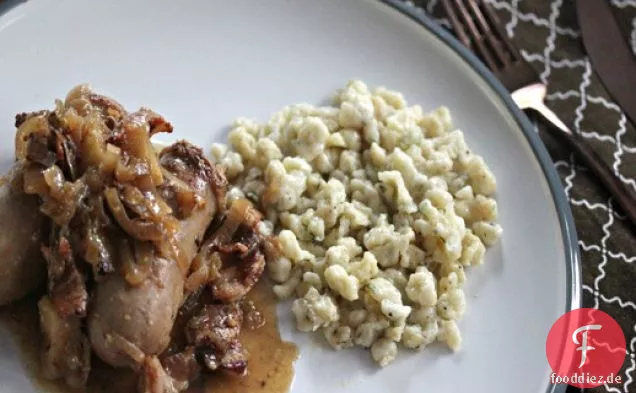 Gebratene Gören mit Petersilienspätzle und Senf, Speck und Apfelmus