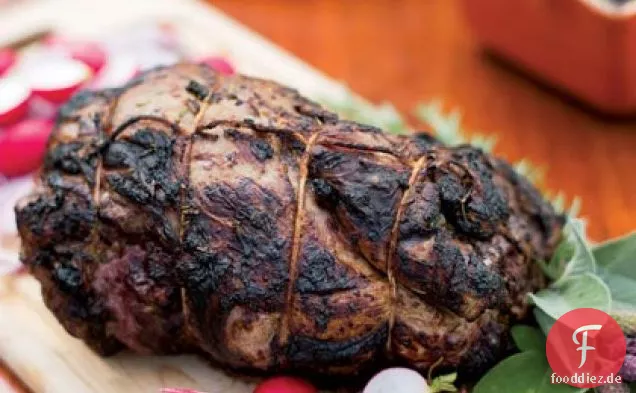 Gegrillte Lammkeule mit Joghurt-Minze-Sauce