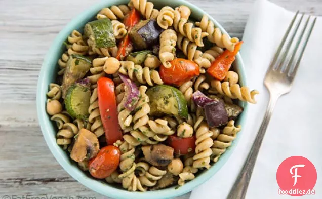 Warmer Nudelsalat mit Gebratenem Gemüse und Pesto-Vinaigrette