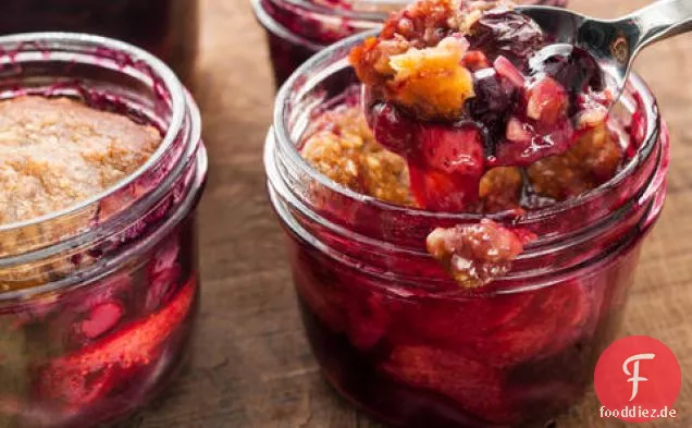 Strawberry-Blueberry Crisp in einem Glas gebacken