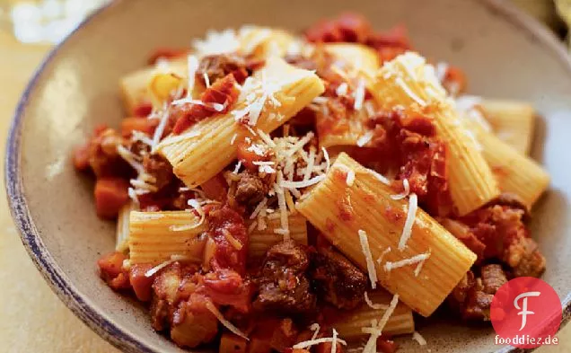 Herzhaftes Lammragout mit Rigatoni