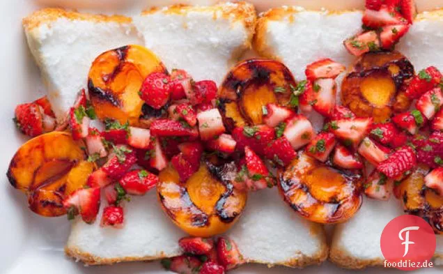 Aprikosen und Herbed Erdbeeren mit Angel Food Cake
