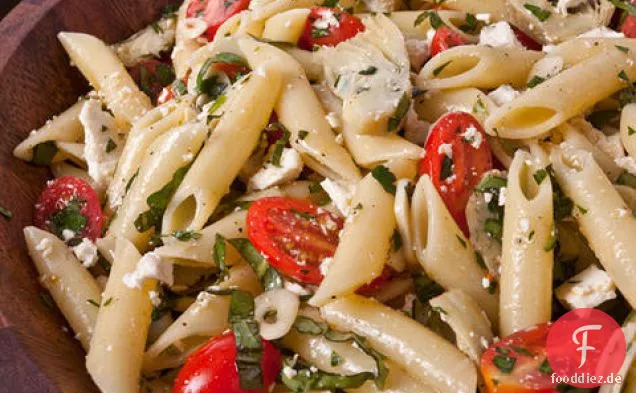 Kalter Nudelsalat mit Baby Artischocken (Pinninos kin Iscarzofa)