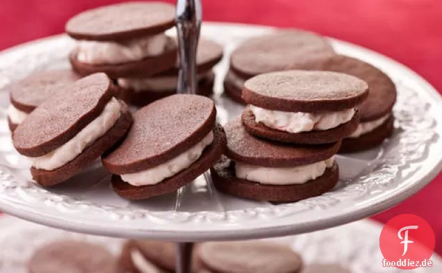 Schokoladen-Sandwich-Kekse mit Pfefferminz-Buttercreme-Füllung