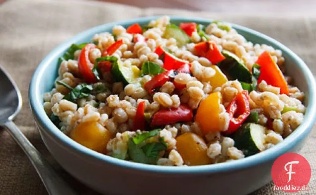 Farro Salat mit Tomaten und gegrillten Zucchini