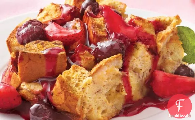 Über Nacht French Toast Backen mit Beeren-Topping