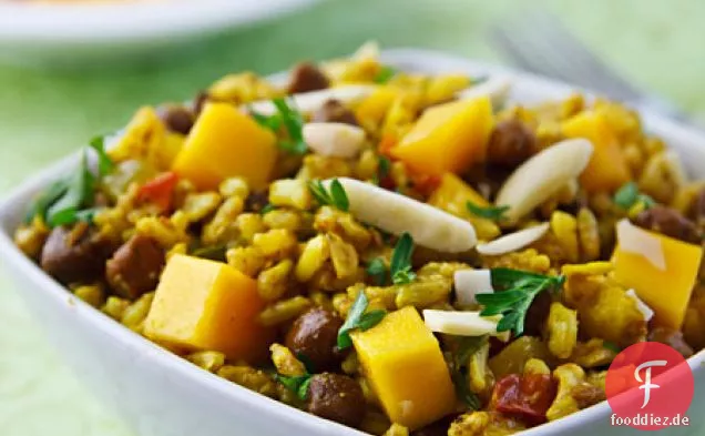 Curryreis-Salat mit schwarzen Kichererbsen und Mango