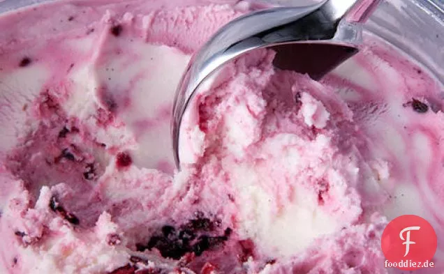 Der einfachste gefrorene Joghurt mit einem Brombeerwirbel