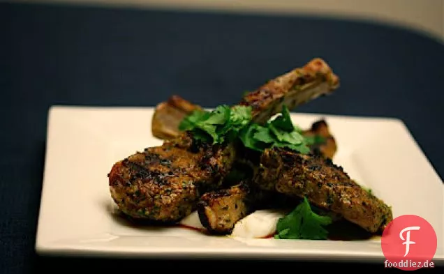 Gegrillte Charmoula Lammkoteletts mit Kreuzkümmel-Joghurt-Sauce
