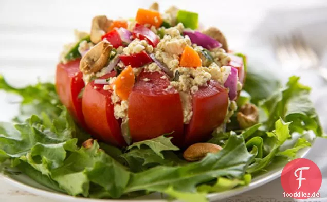 Bunter Tofusalat mit Basilikum und Cashewnüssen