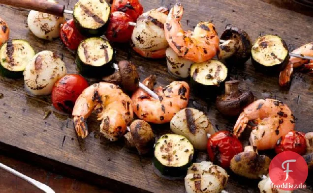Gegrillte Garnelen und Jakobsmuscheln Kabobs