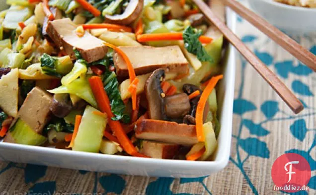 Bok Choy und gebackener Tofu unter Rühren in Ingwer-Zitrus-Sauce