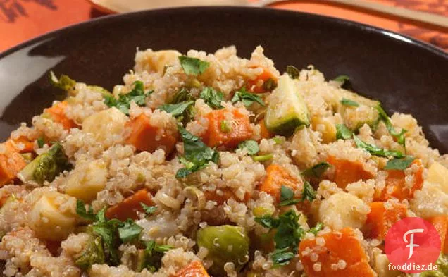 Warmer Quinoa-Salat mit geröstetem Herbstgemüse und Ingwer-Schalotten-Dressing