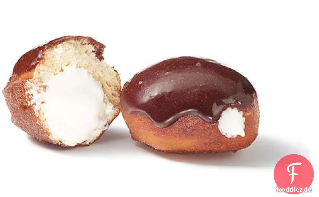 Mexikanische heiße Schokolade-glasierte Sufganiyot (Chanukka Donuts) mit Marshmallow-Füllung