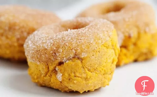 Gebackene Kürbiskrapfen mit Zimtzucker