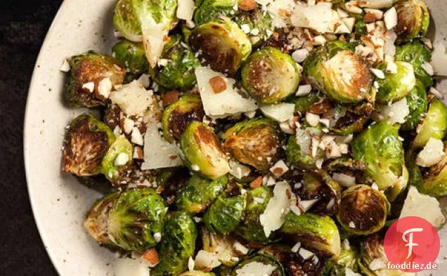 Gerösteter Rosenkohl mit Mandeln und Pecorino