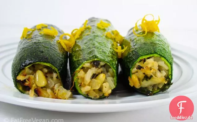 Zucchini gefüllt mit Pinienkernen und Herbed Basmatireis