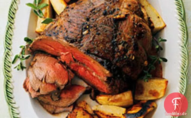 Gebratene Lammkeule ohne Knochen mit Kartoffeln, Zitrone und Majoran