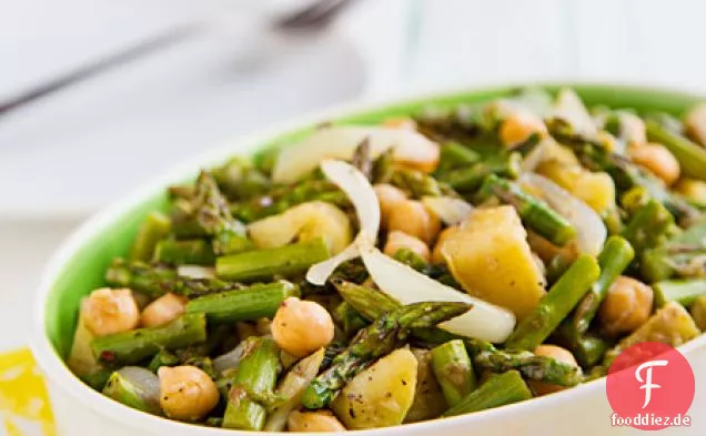 Gebratener Spargelsalat mit Kichererbsen und Kartoffeln