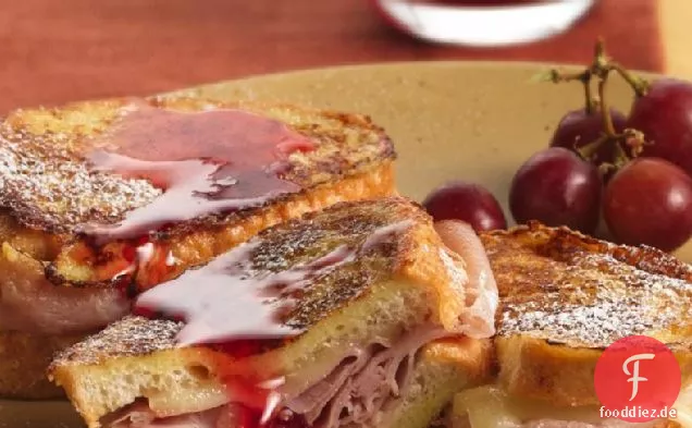 Monte Cristo gefüllter French Toast mit Erdbeersirup