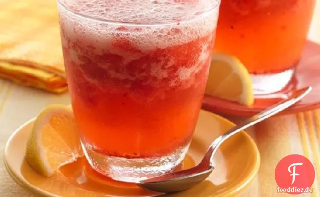 Funkelnde Erdbeer-Limonade Slush