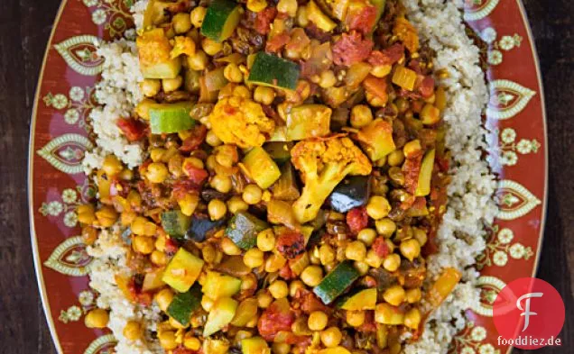 Kreuzkümmel-infundiertes Gemüse und Kichererbsen über Quinoa