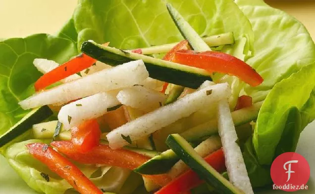 Jicama, Zucchini und Paprika Salat