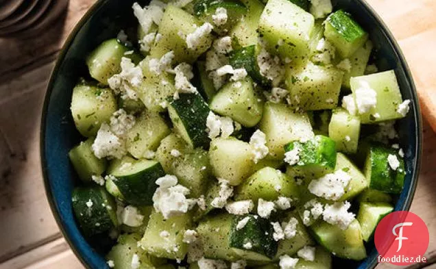 Melonen-Gurken-Salat mit Feta, schwarzem Pfeffer und Minze