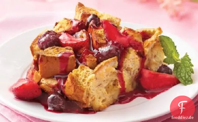 Über Nacht French Toast Backen mit Beeren-Topping