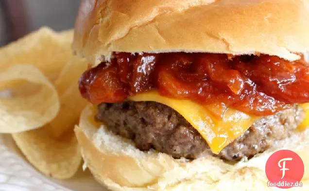 Steakhouse Cheddar Burger mit warmer Speck BBQ Sauce