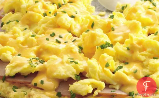 Kanadische Speckpizza mit Cheddar-Senf-Sauce