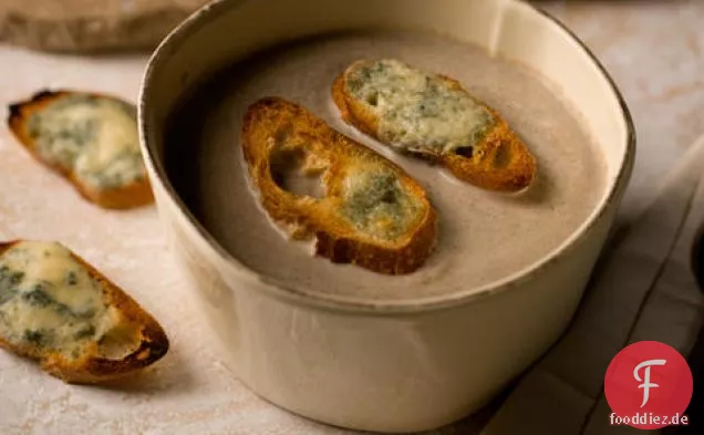 Cremige Pilzsuppe mit Blauem Käse Toast