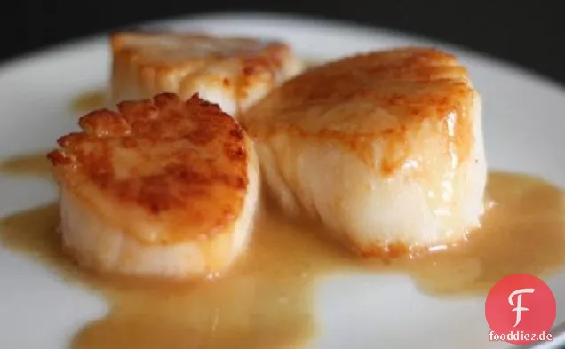 Gebratene Jakobsmuscheln mit Knoblauch-Beurre Blanc