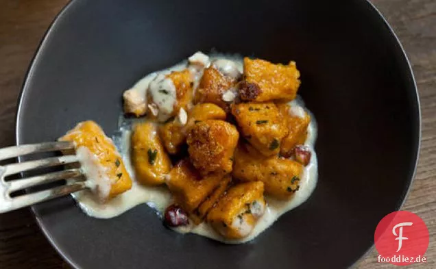 Kürbisgnocchi mit Crème Fraîche-Salbeisauce