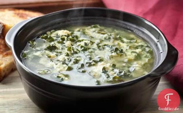 Grünkohl und Parmesan-Ei-Tropfen-Suppe (Stracciatella)
