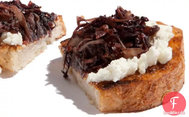 Sautierter Radicchio und Ziegenkäse Bruschetta